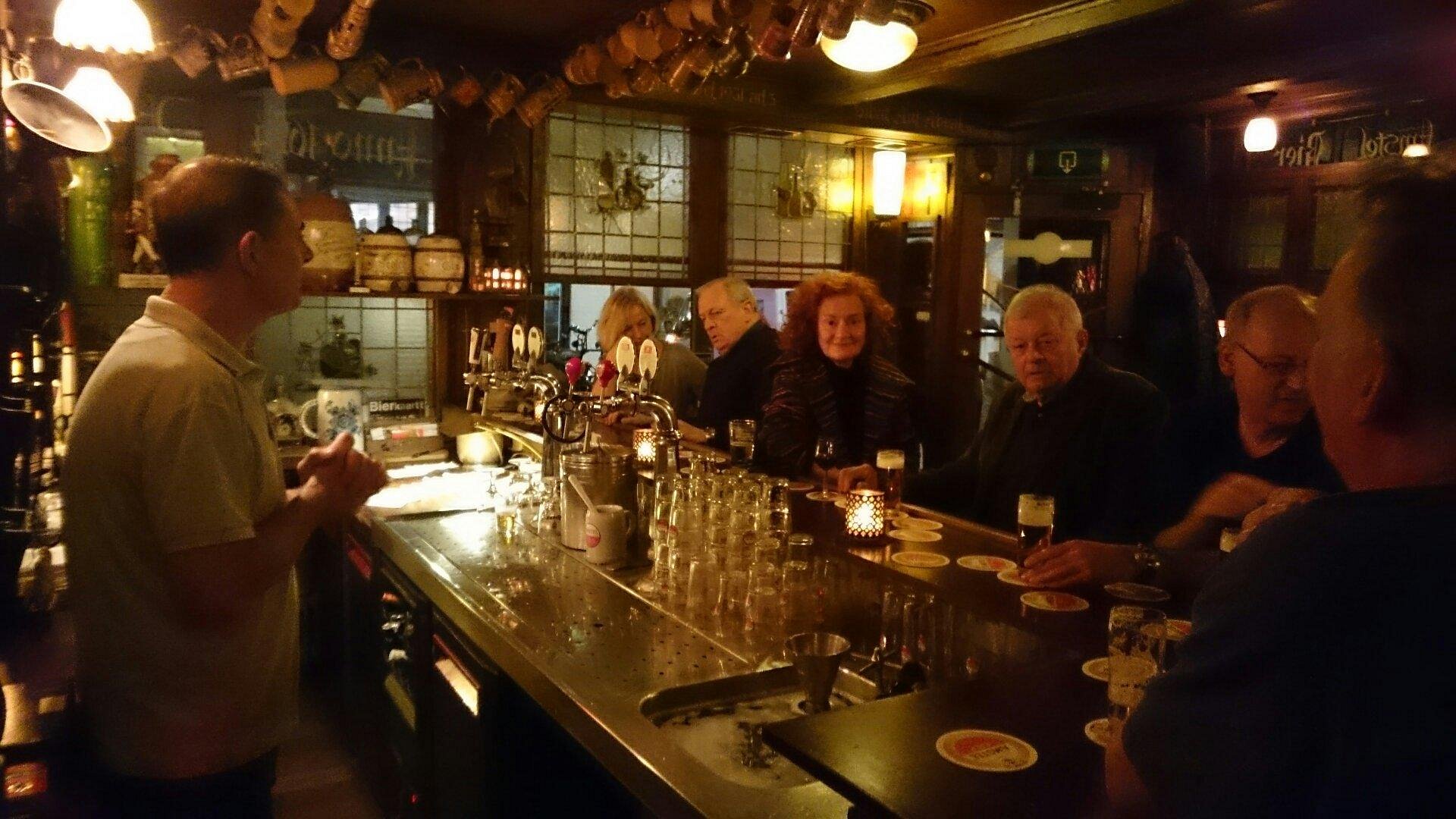 Café Chris in de Jordaan met warme verlichting en volle bar