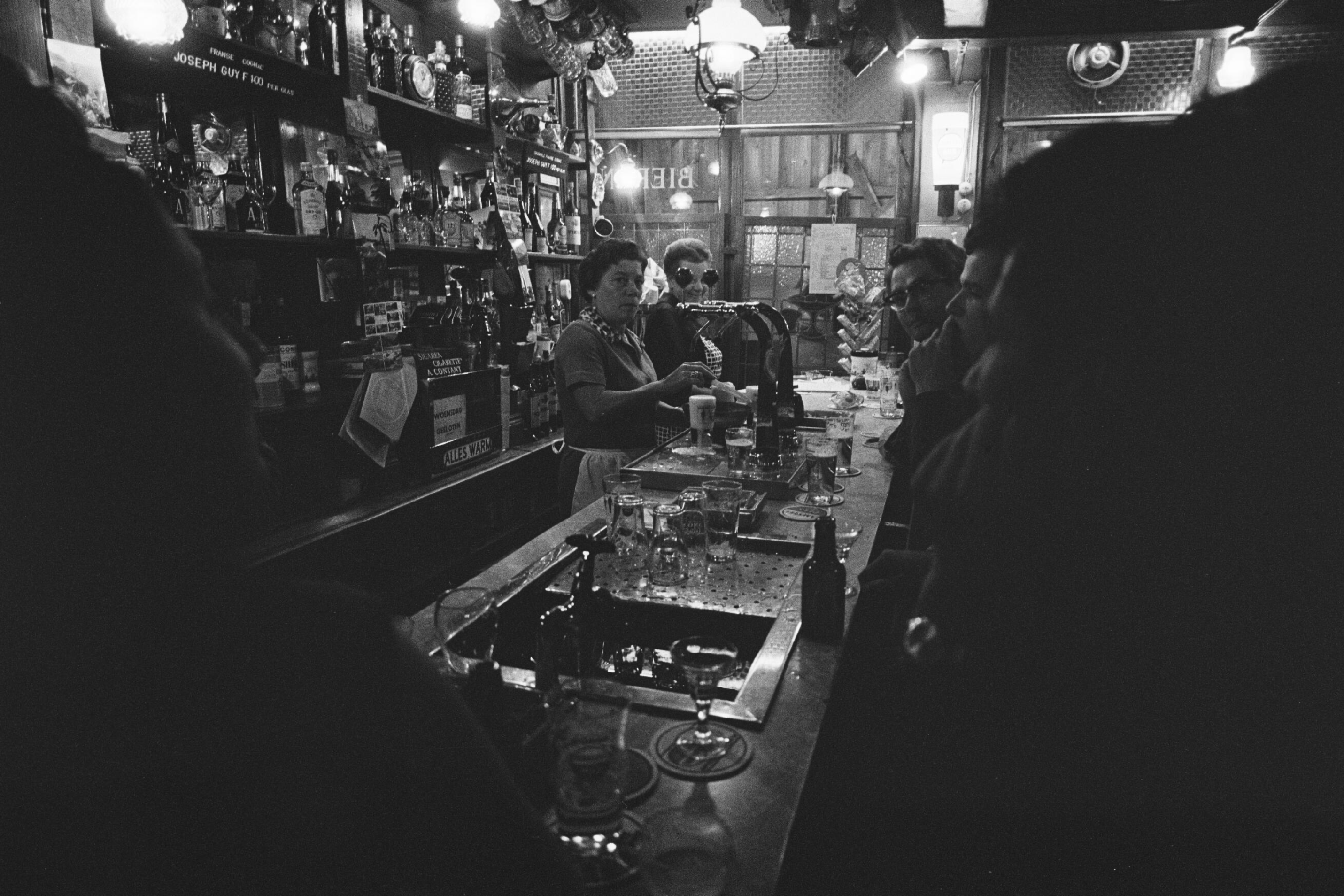 Historische foto van de bar van Café Chris in Amsterdam
