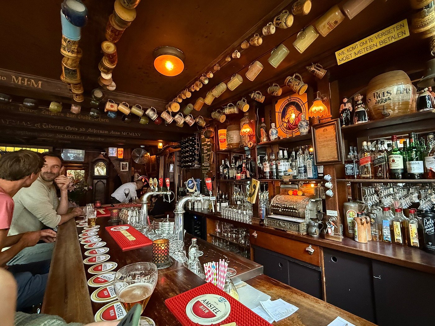 Detail van de bar in Café Chris met bierglazen en tapkranen