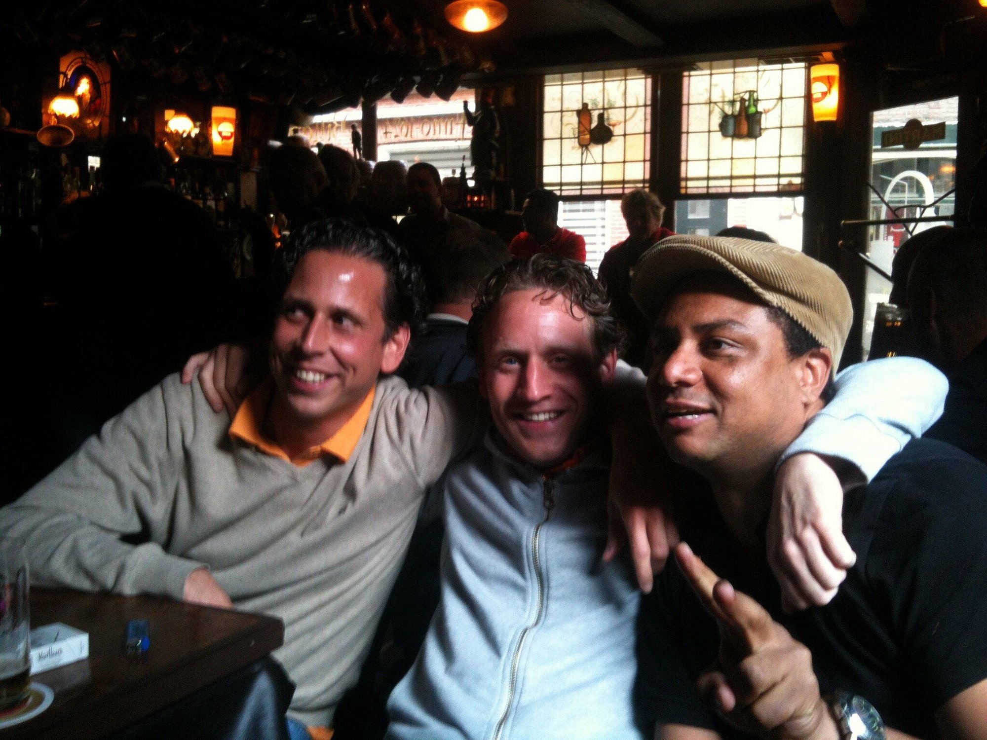 Bezoekers genieten van een biertje in Café Chris