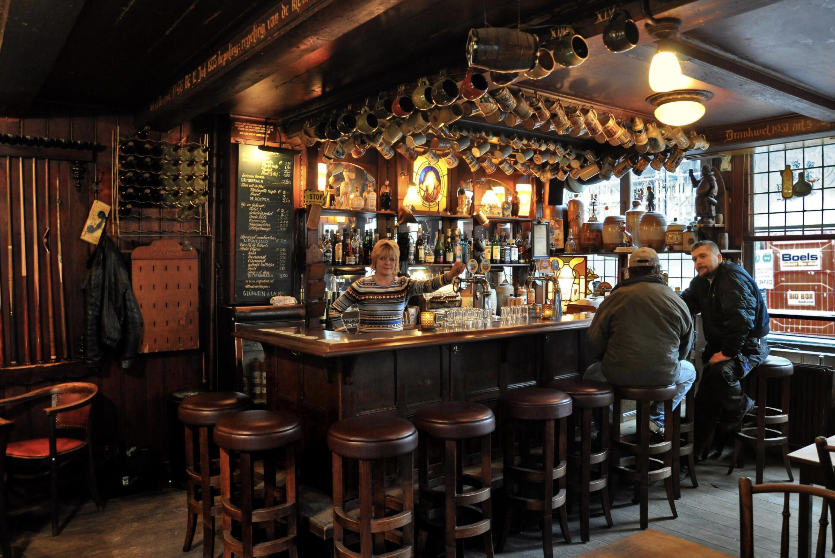 Biertje tappen achter de bar in Café Chris